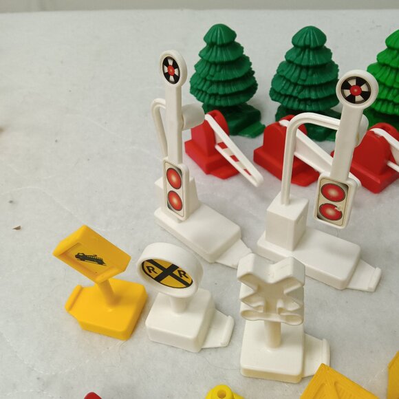 Fisher Price GeoTRAX Accessories Lights Signs Trees Barricades Rocks Lot of 23 - Picture 3 of 5